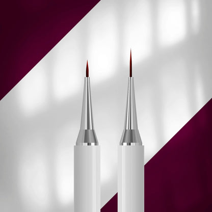 STALEKS PRO Exclusive 01/11 kaksipäisen koristelusiveltimen 7 mm ja 12 mm liner-kärjet lähikuvassa